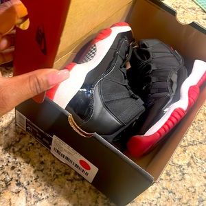 Barely worn ( used ) Crispy Jordan 11 retro’s black true red -white size 4.5
